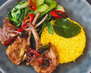 Lamskoteletjes met Indonesische saus en gele rijst